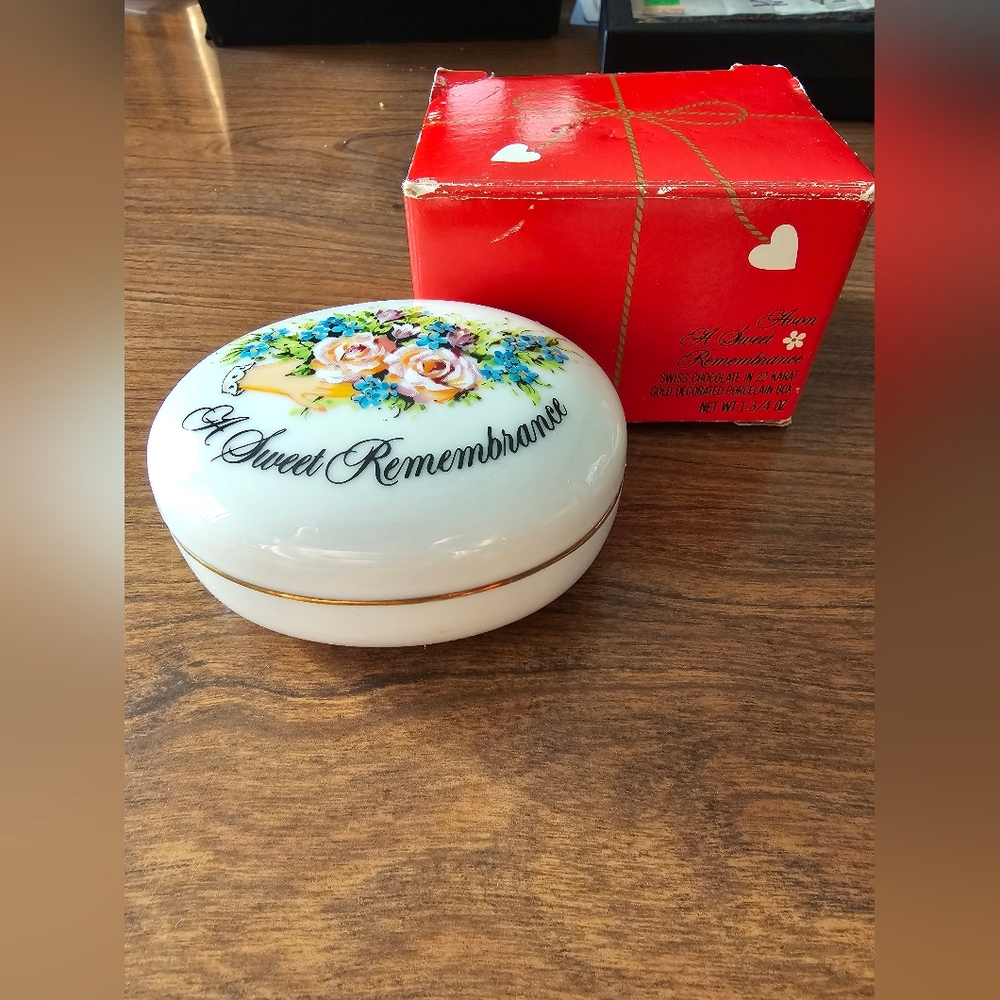 Vintage 1982 Avon "A Sweet Rememberance" Porcelain Trinket Box with Black Script